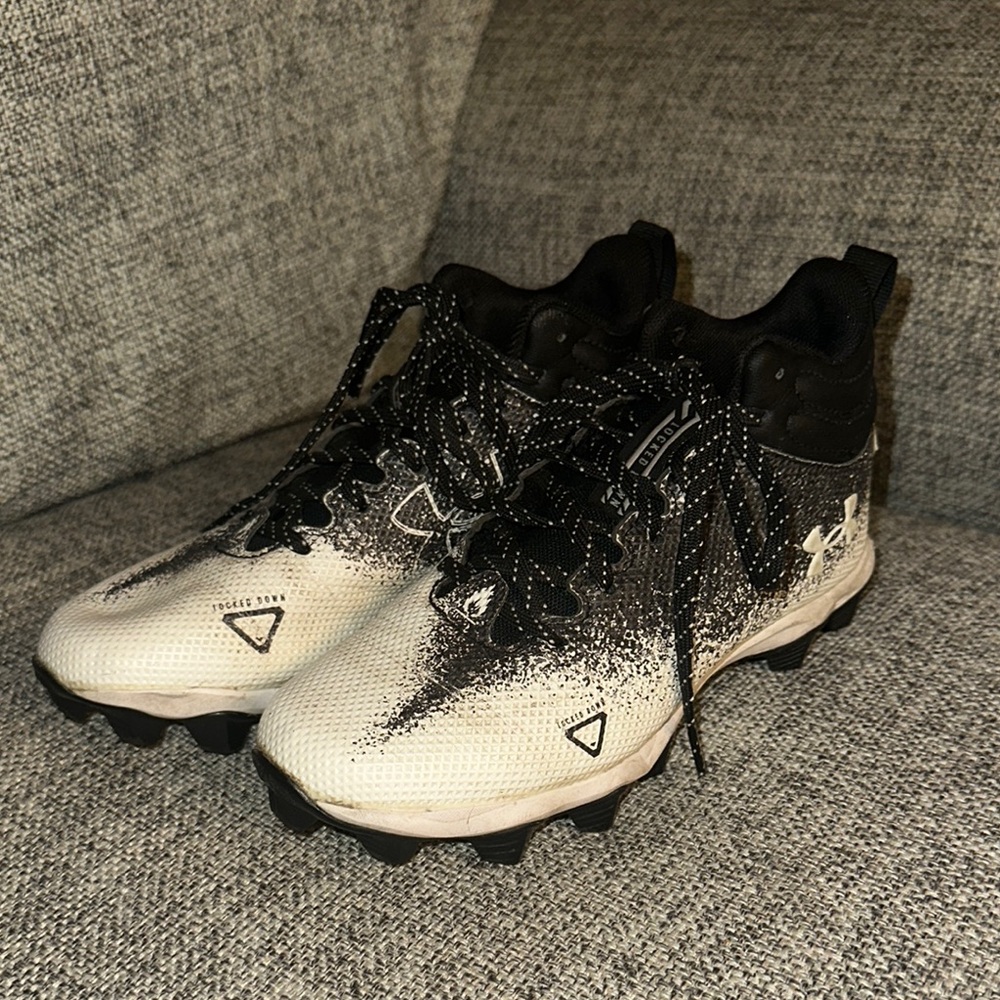 Under Armour Black and White Sneakers Gradient Design